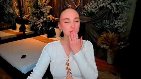 Emelie online show from March 4, 9:11 pm