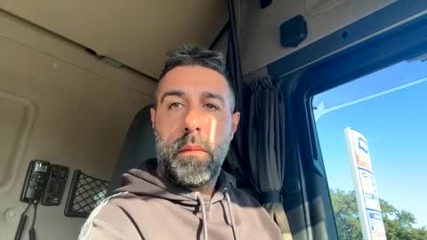 Snapshot of pierotu chatting on December 2, 8:14 am pierotu online show from December 2, 8:14 am