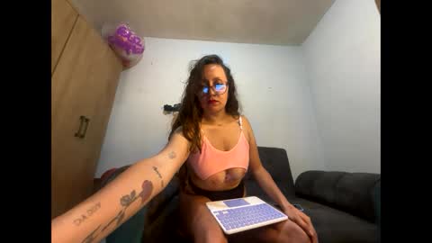 pinkvixen69 online show from November 12, 1:41 am