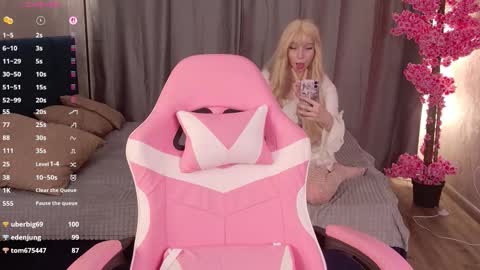 Snapshot of pinky_p1e69 chatting on October 3, 9:23 pm Elis online show from October 3, 9:23 pm