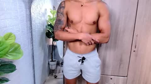 Snapshot of pinoymilker chatting on October 4, 2:53 am ethan online show from October 4, 2:53 am