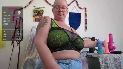 Snapshot of pisces_princess_ chatting on November 1, 8:52 pm Em online show from November 1, 8:52 pm