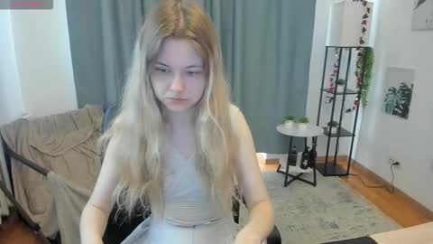 Snapshot of pixel_nest chatting on September 17, 6:06 am Olga online show from September 17, 6:06 am