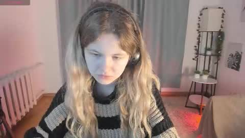 Snapshot of pixel_nest chatting on October 22, 5:10 am Olga online show from October 22, 5:10 am