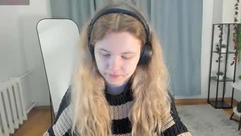 Snapshot of pixel_nest chatting on October 8, 5:57 am Olga online show from October 8, 5:57 am