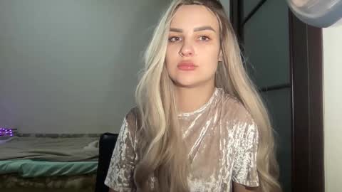 Mia online show from October 3, 8:28 pm