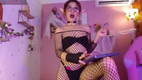 Snapshot of poison_liv chatting on October 2, 1:32 pm poison_liv online show from October 2, 1:32 pm