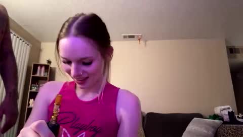 prettyypinkk3 online show from March 28, 8:16 am