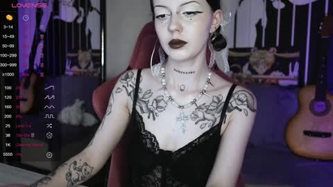 Snapshot of prettybones chatting on December 27, 12:23 pm Violet online show from December 27, 12:23 pm