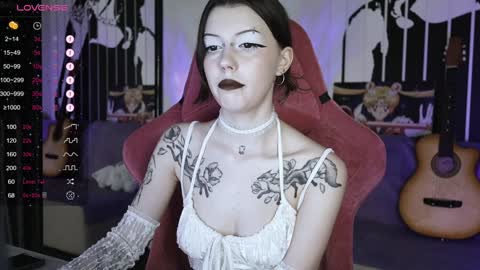 Snapshot of prettybones chatting on December 15, 1:11 pm Violet online show from December 15, 1:11 pm