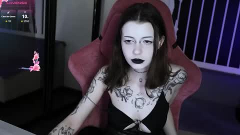 Snapshot of prettybones chatting on October 13, 8:55 pm Violet online show from October 13, 8:55 pm