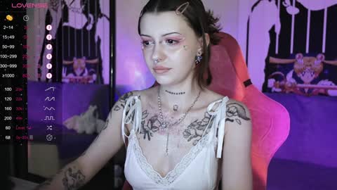 Snapshot of prettybones chatting on December 9, 1:24 pm Violet online show from December 9, 1:24 pm