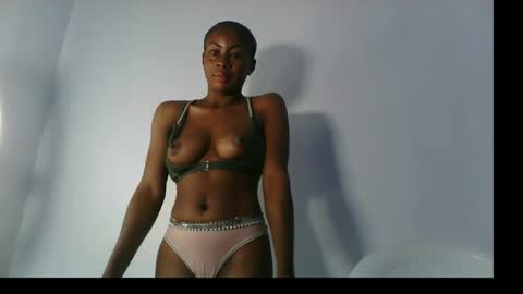 Snapshot of prettylove5 chatting on October 11, 7:57 am evelyn online show from October 11, 7:57 am