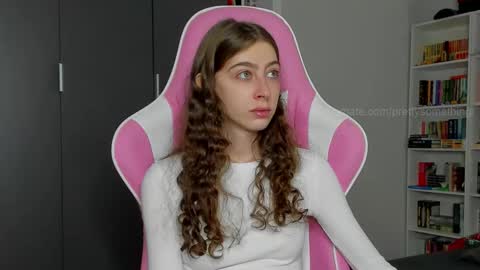 Snapshot of prettysomething chatting on September 30, 7:19 am Sophie next stream will be at Monday i will wait you guys online show from September 30, 7:19 am