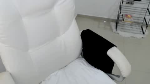 Snapshot of princess_19x chatting on March 1, 10:42 pm valery dollx online show from March 1, 10:42 pm