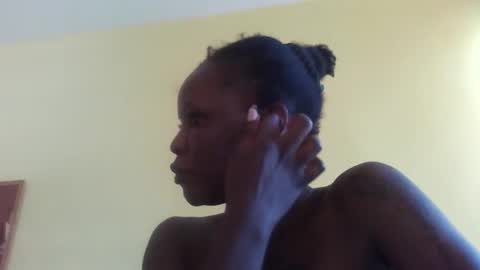 Snapshot of princessmiles2 chatting on March 4, 11:40 am phelly online show from March 4, 11:40 am