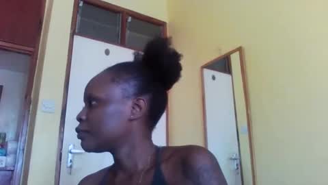 Snapshot of princessmiles2 chatting on March 6, 9:25 am phelly online show from March 6, 9:25 am