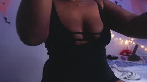 Snapshot of queenalya_ chatting on October 24, 12:44 am Ahlya  online show from October 24, 12:44 am