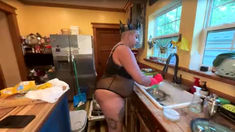 Queen Hilarity online show from April 27, 11:57 pm