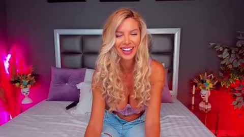 Snapshot of rachel_quinn_ chatting on September 13, 3:53 am rachel_quinn_ online show from September 13, 3:53 am