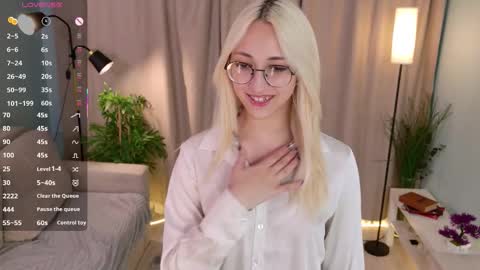 Snapshot of radi_rose chatting on October 19, 9:41 pm Karina online show from October 19, 9:41 pm