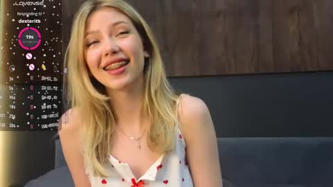 Snapshot of rainauge chatting on February 19, 10:53 pm Lisa online show from February 19, 10:53 pm