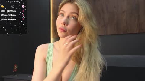 Snapshot of rainauge chatting on December 20, 8:45 pm Lisa online show from December 20, 8:45 pm