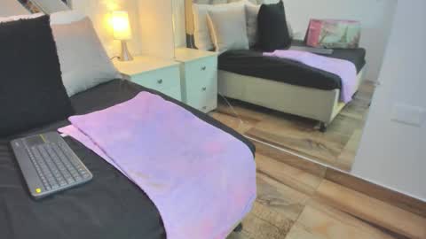 Raquel Moore  online show from February 1, 9:56 pm