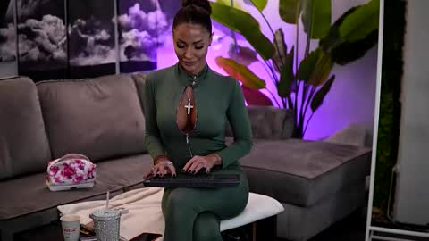 Raquelle online show from March 22, 9:46 am