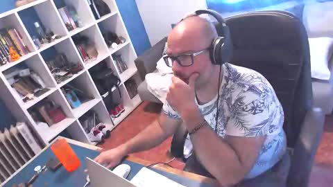 Snapshot of ravingr3d3 chatting on October 10, 10:54 am ravingr3d3 online show from October 10, 10:54 am