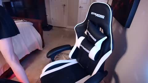 razorkitty online show from December 18, 2:12 pm