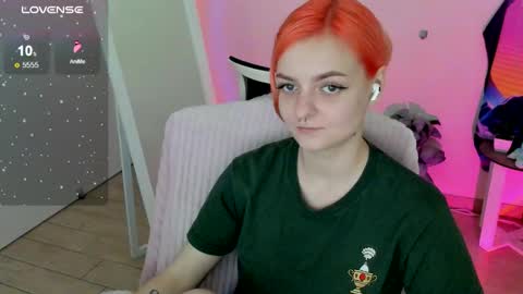Snapshot of red_bestie_ chatting on September 29, 1:21 pm Bestie online show from September 29, 1:21 pm