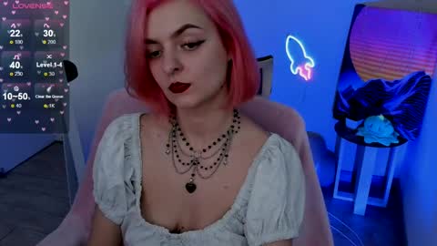 Snapshot of red_bestie_ chatting on February 13, 2:31 pm Bestie online show from February 13, 2:31 pm
