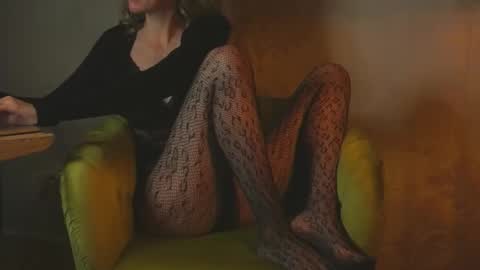 Snapshot of redsparrow__ chatting on October 4, 7:00 pm Red online show from October 4, 7:00 pm