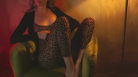 Snapshot of redsparrow__ chatting on September 20, 8:01 pm Red online show from September 20, 8:01 pm