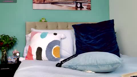 Yanella online show from October 30, 5:35 pm