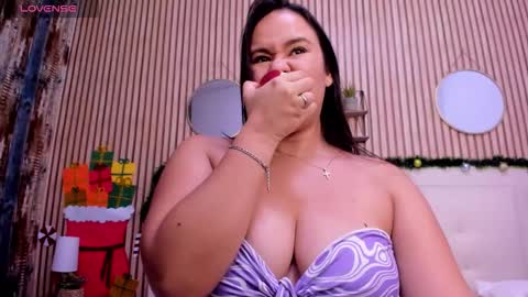 reina_loren online show from December 17, 5:14 am