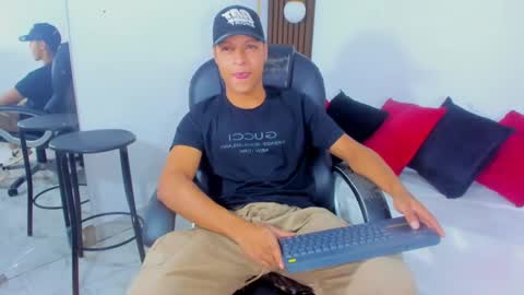 Snapshot of ricky_owens1 chatting on February 17, 7:44 pm Ricky online show from February 17, 7:44 pm