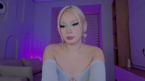 Snapshot of rileymee chatting on October 11, 12:43 pm rileymee online show from October 11, 12:43 pm