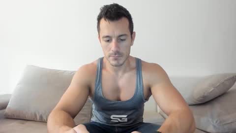 Snapshot of roberto4ever chatting on October 16, 8:47 am roberto4ever online show from October 16, 8:47 am