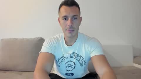 Snapshot of roberto4ever chatting on September 29, 2:27 pm roberto4ever online show from September 29, 2:27 pm