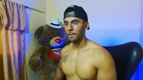 Snapshot of romanpearce_ chatting on February 5, 9:07 pm Roman online show from February 5, 9:07 pm