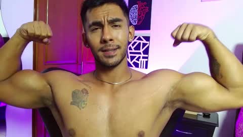 Snapshot of romanpearce_ chatting on February 26, 9:09 pm Roman online show from February 26, 9:09 pm
