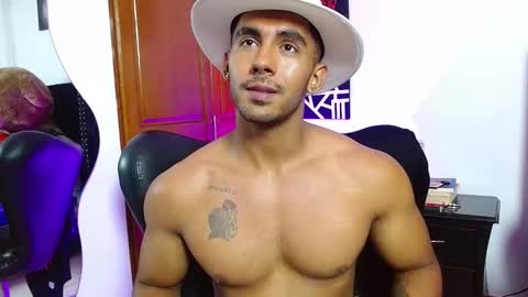 Snapshot of romanpearce_ chatting on March 11, 8:31 pm Roman online show from March 11, 8:31 pm