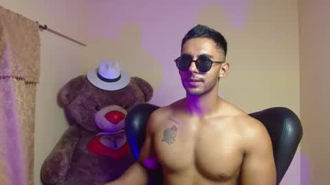 Snapshot of romanpearce_ chatting on January 31, 1:33 am Roman online show from January 31, 1:33 am