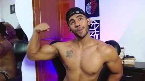 Snapshot of romanpearce_ chatting on March 3, 4:47 pm Roman online show from March 3, 4:47 pm