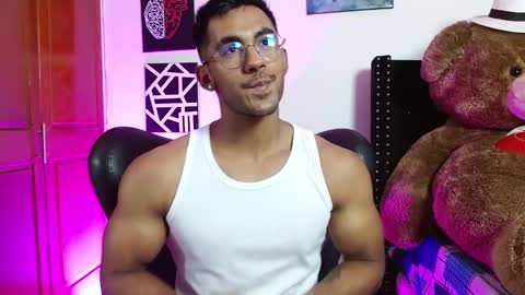Snapshot of romanpearce_ chatting on March 12, 7:58 pm Roman online show from March 12, 7:58 pm