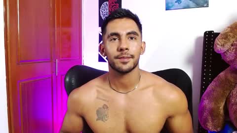 Snapshot of romanpearce_ chatting on March 10, 6:34 pm Roman online show from March 10, 6:34 pm
