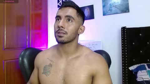 Snapshot of romanpearce_ chatting on September 22, 5:28 pm Roman online show from September 22, 5:28 pm