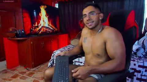 Snapshot of romanpearce_ chatting on January 31, 5:32 pm Roman online show from January 31, 5:32 pm